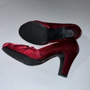 Stunning So Wear it Declare it Sz 7 Red Satin Pumps